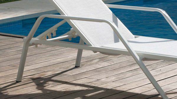 Detalle Tumbona apilable para piscina con respaldo reclinable Marina