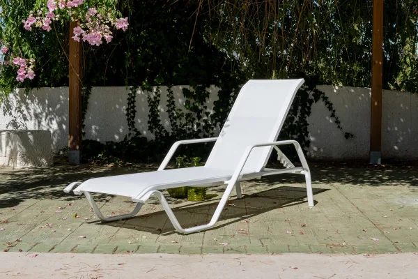 Tumbona apilable blanca para piscina con respaldo reclinable Marina