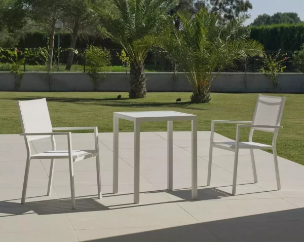 mesa cuadrada para jardin fabricada en aluminio blanco Melea