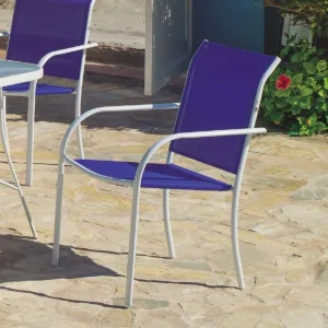 silla de jardín apilable fabricada con estructura de acero y asiento y respaldo de textilene azul