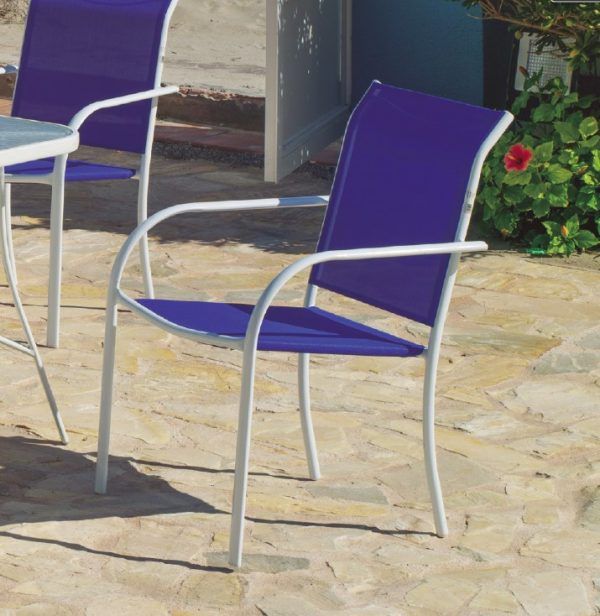 silla de jardín apilable fabricada con estructura de acero y asiento y respaldo de textilene azul