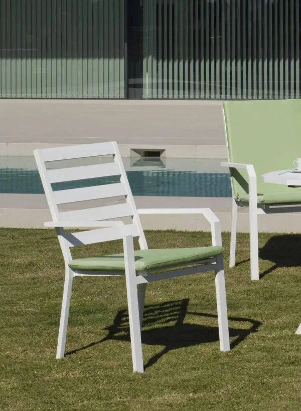 Silla blanca de aluminio con brazos para jardín Caravel 3