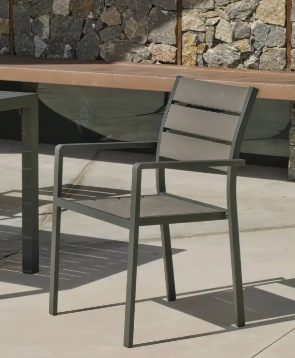 silla con brazos de aluminio en color antracita con asientos y respaldo en poliwood Edén