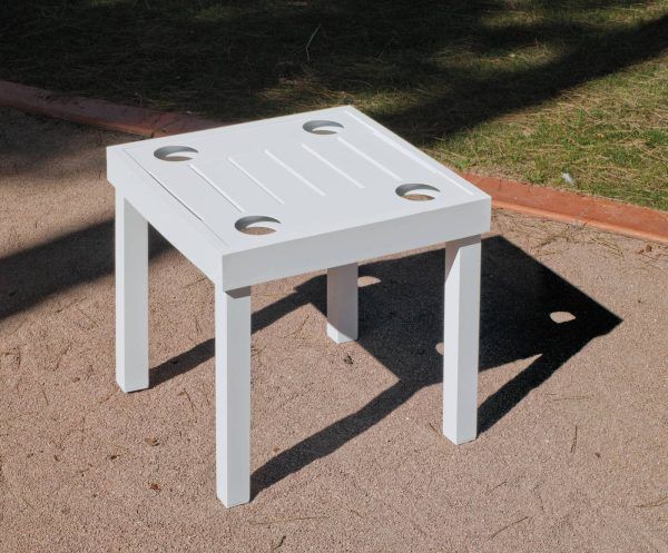 Mesa auxiliar cuadrada de aluminio con orificios posavasos Caterina