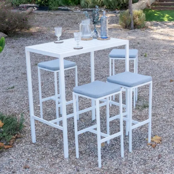 Conjunto de exterior con taburetes y mesa alta Caeli