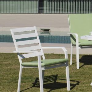 Silla blanca de aluminio con brazos para jardín Caravel 3